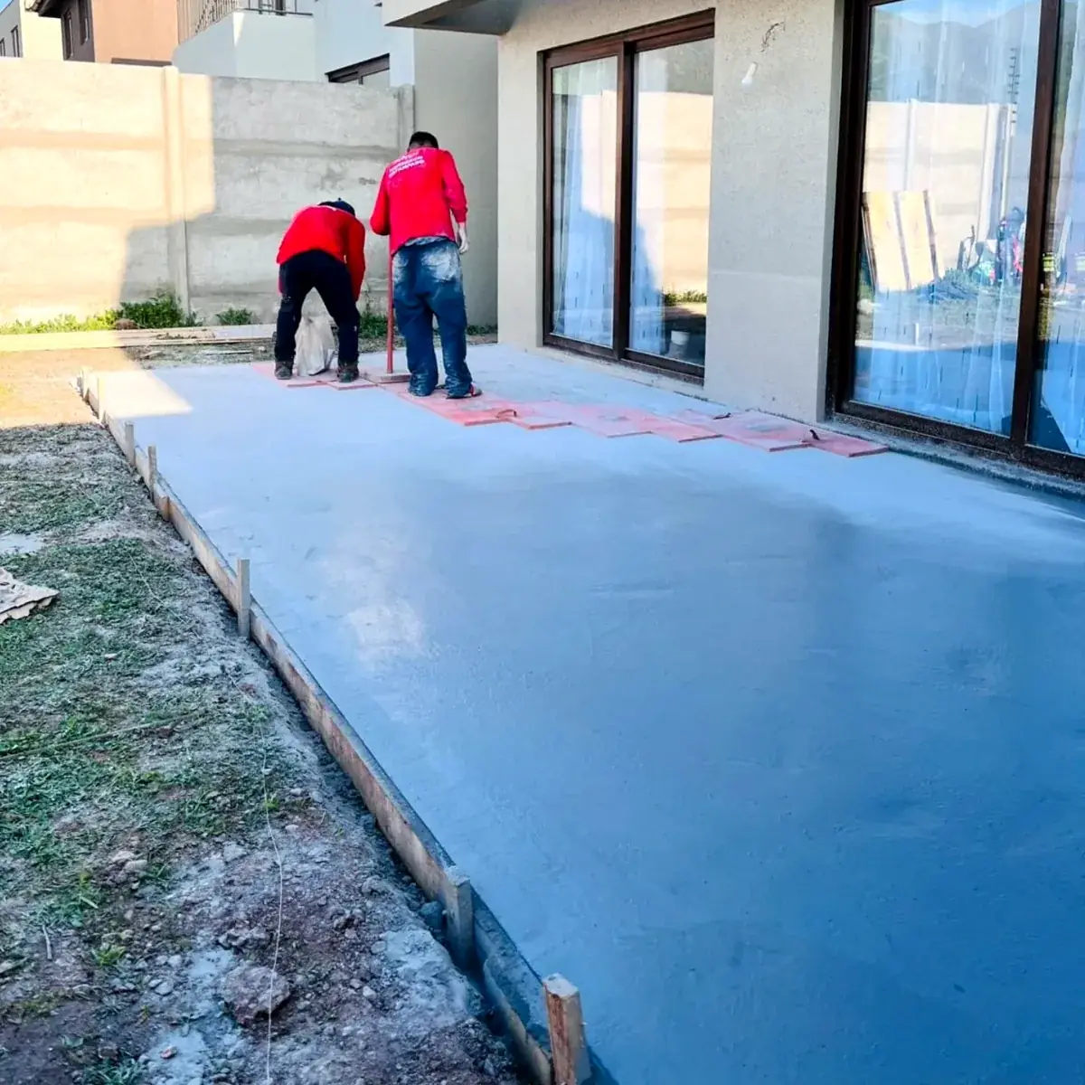 El equipo de Rayen trabajando sobre una losa de hormigón recién vaciada